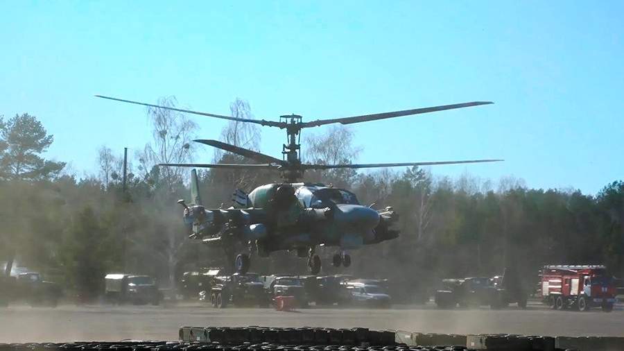 El helicóptero de ataque Ka-52 de las Fuerzas Aeroespaciales de Rusia se envía en una misión de combate para destruir las posiciones de las Fuerzas Armadas de Ucrania