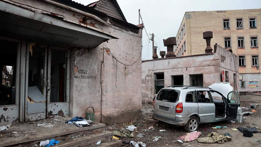 Разрушенная проходная Металлургического комбината имени Ильича в Мариуполе.