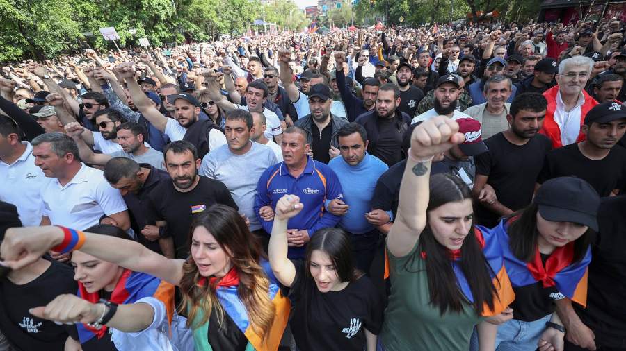 Protesters demanding the resignation of Armenian Prime Minister Nikol Pashinyan
