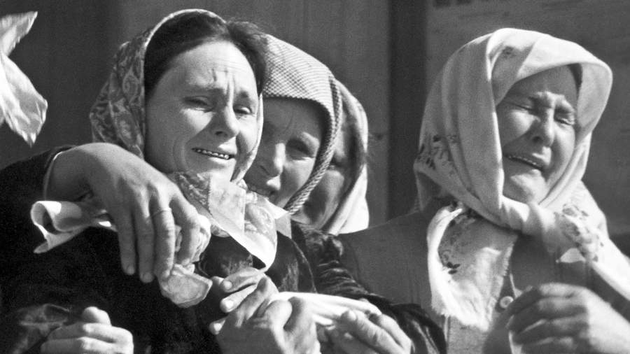 Советские женщины, потерявшие своих близких в годы Великой Отечественной войны, у Могилы Неизвестного Солдата в День Победы