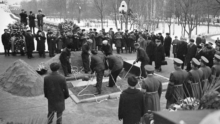 Церемония захоронения останков Неизвестного Солдата, павшего в битве под Москвой, у Кремлевской стены в Москве, 1966 год