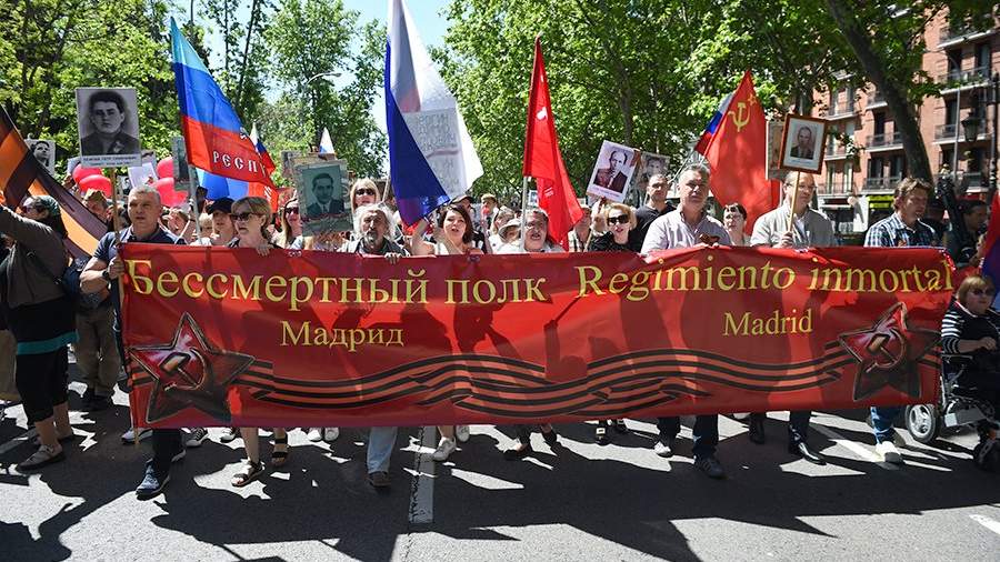 Участники акции «Бессмертный полк» в Мадриде