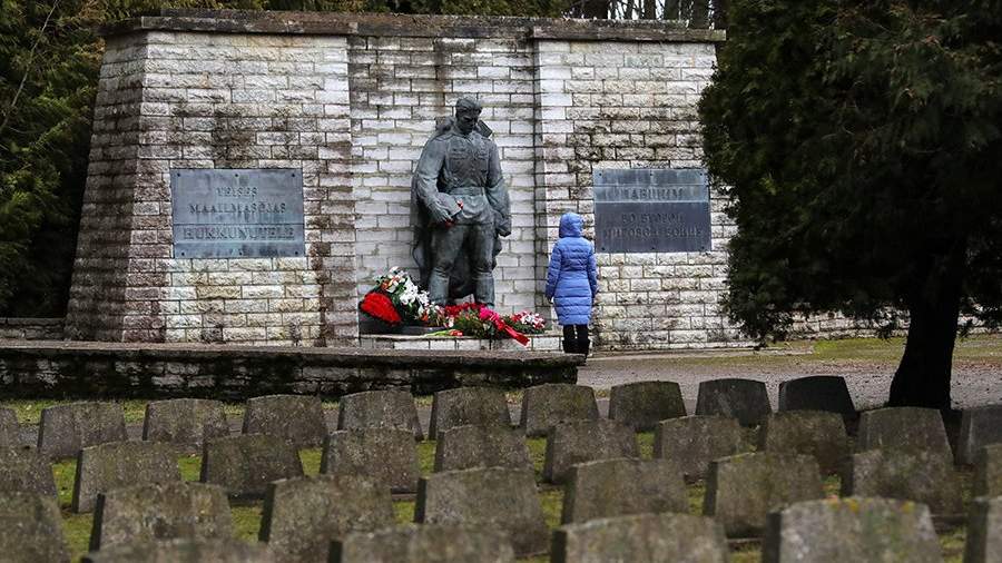 Памятник воину-освободителю на Военном кладбище в Таллине