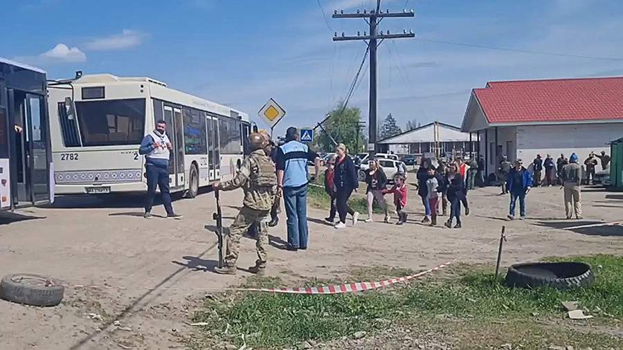 Эвакуированные с территории завода «Азовсталь» мирные жители