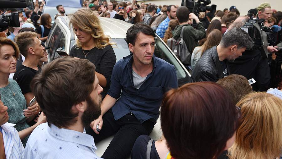 Акция в поддержку Кирилла Серебренникова у Басманного суда