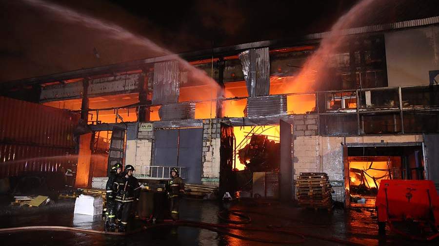 Пожар на складе лакокрасочных материалов в Москве
