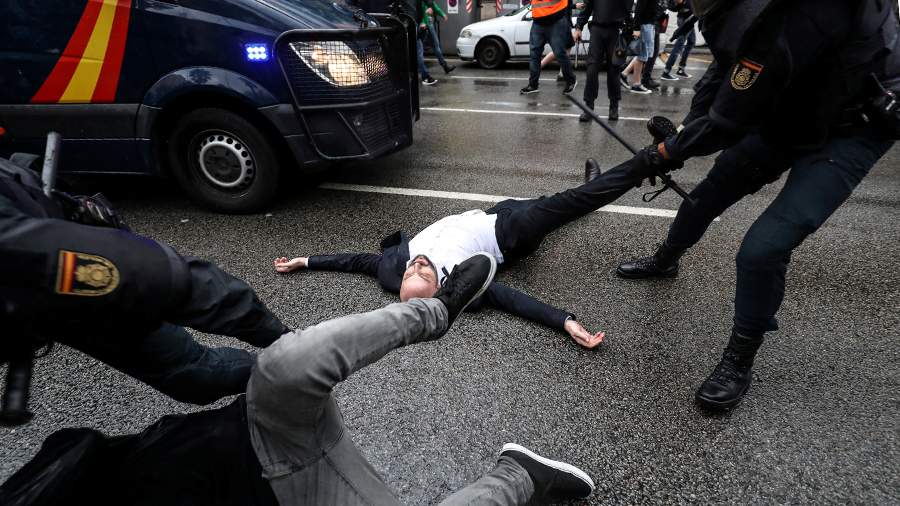 Столкновения и беспорядки: как проходит референдум в Каталонии