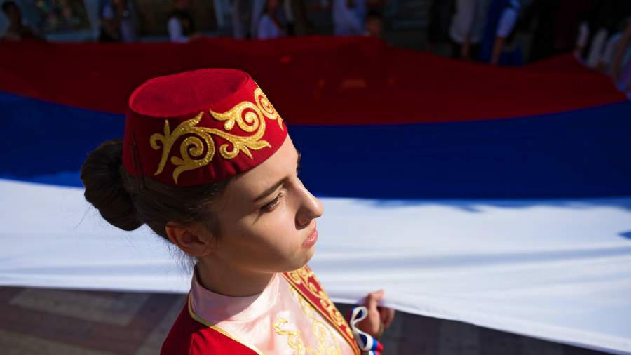 Мелки, рекорды и кавалеристы: в России отмечают День государственного флага