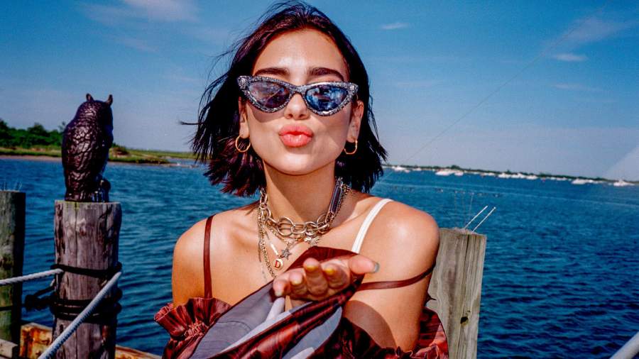 Стояла Липа: дочь албанских эмигрантов покорила хит-парады мира