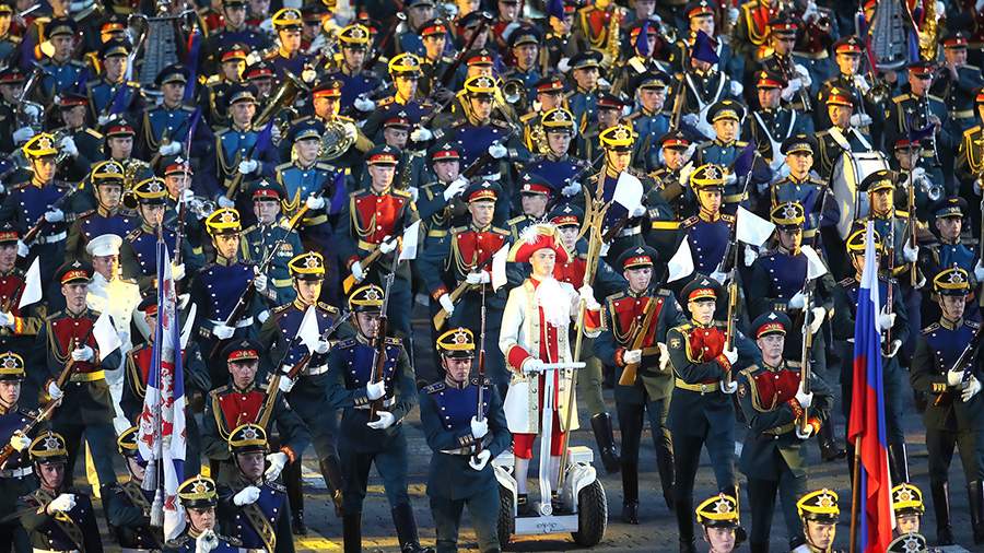 Фестиваль «Спасская башня»: «сражение» военных оркестров