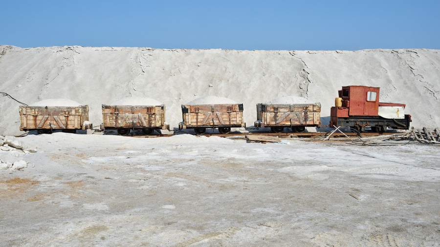 Зарозовело: сезон сбора урожая начался на соляных приисках Крыма