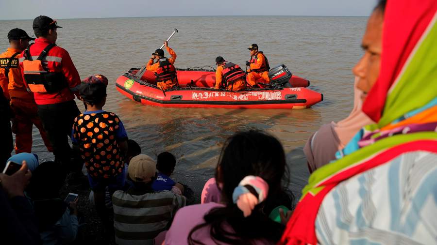 Выживших нет: крушение самолета в Индонезии