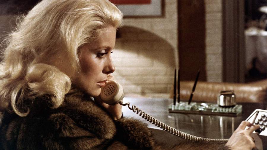 Дневная красавица: Катрин Денев не перестает удивлять