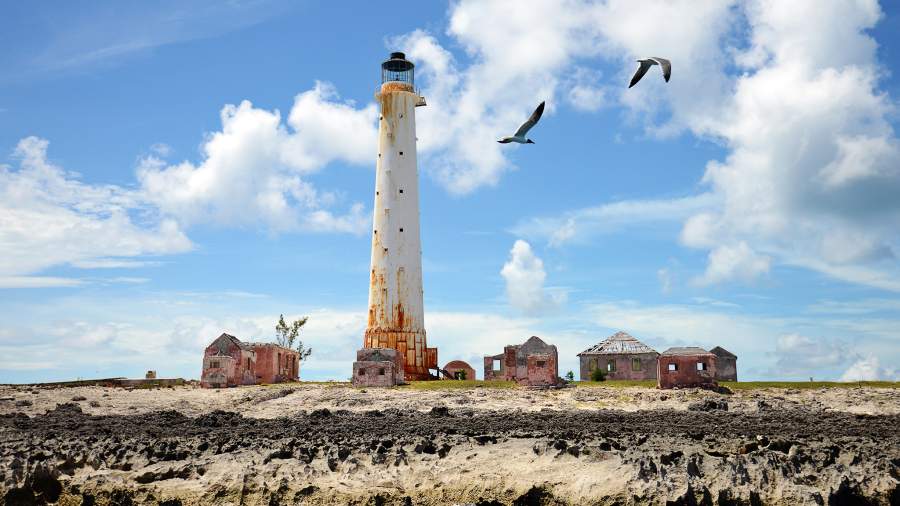 С морем наедине: самые живописные заброшенные острова и их истории