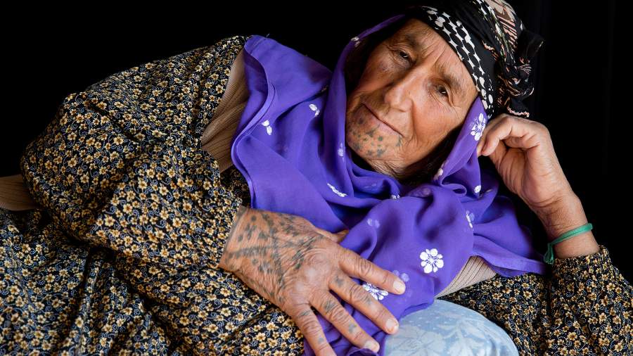 Акция украшения: зачем маленьким девочкам делали тату на лицах