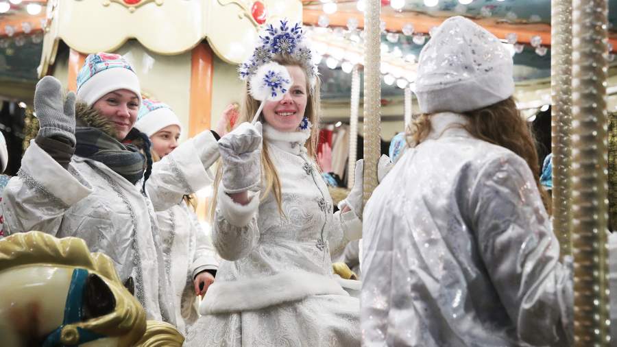 Зимние, веселые: в Москве прошел парад Снегурочек