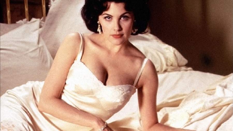 Одинокая Луна: Шерилин Фенн не выходит из образа роковой женщины