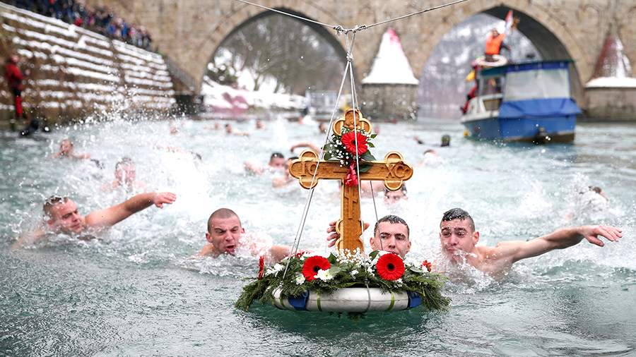 В воду с головой: православный мир отпраздновал Крещение