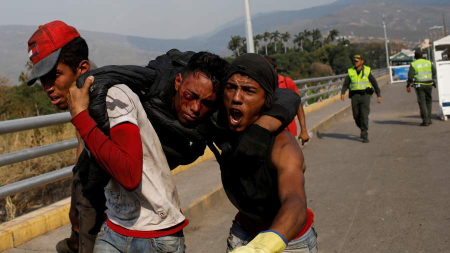Стена щитов: столкновения оппозиции и военных на границах Венесуэлы