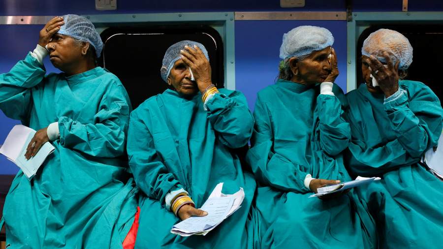 Вагонные сборы: как врачи спасают людей в индийской глуши