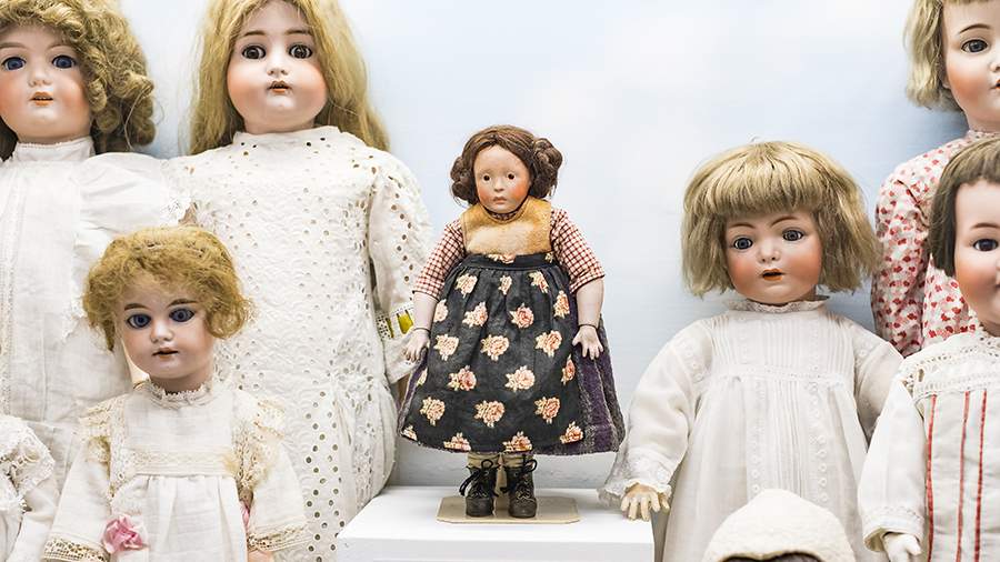 Остекленевшим взором: кто прячется в самых интересных музеях кукол