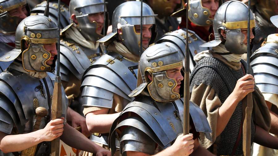 Кто с мечом к нам пришел: по бульварам Москвы фланировали легионеры и стрельцы