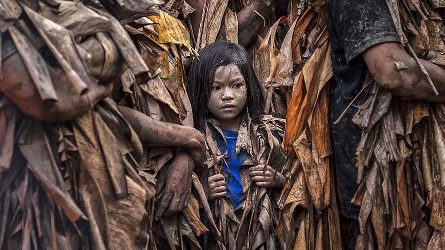Грязные танцы: зачем филиппинцы одеваются в банановые листья