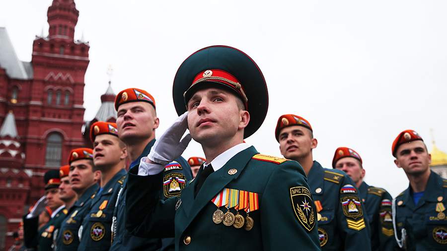 И в огонь, и в воду: на Красной площади состоялся выпуск курсантов МЧС
