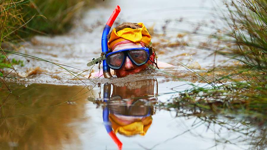 Странные движения ногами: англичане опять плавают под дождем в болоте