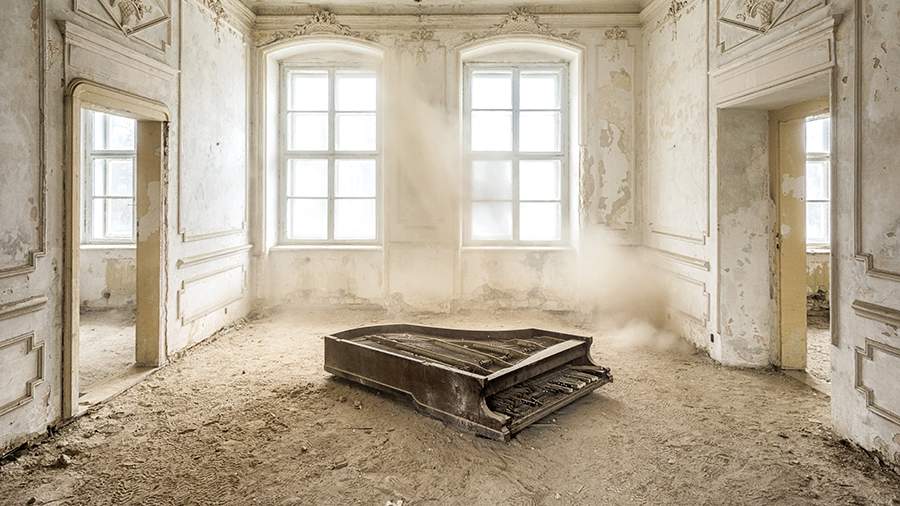 Негодный инструмент: французский фотограф ищет по всей Европе старые рояли