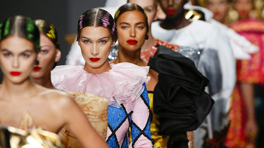 Зеленая экономика: в Милане показали легендарное платье 20-летней давности