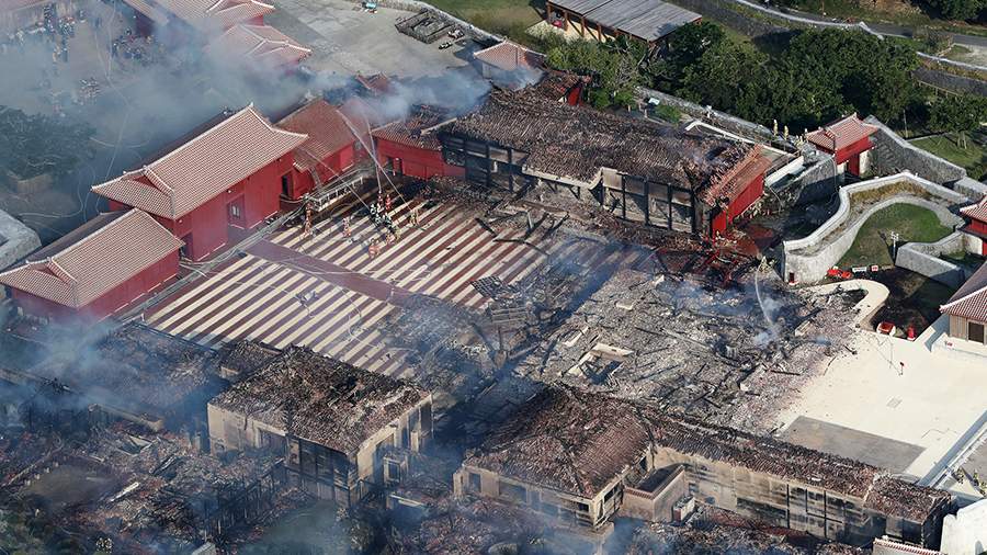 Пылающий остров: в Японии сгорел уникальный замок Сюри