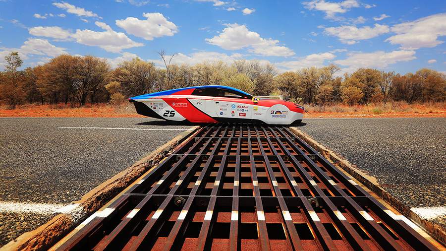 Светлый путь: в Австралии продолжается гонка солнечных электромобилей