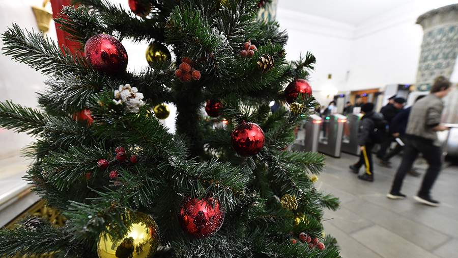 С огоньком: московское метро украсили к Новому году