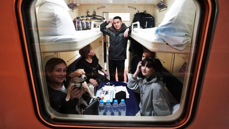 Свой путь: через Крымский мост пошли пассажирские составы