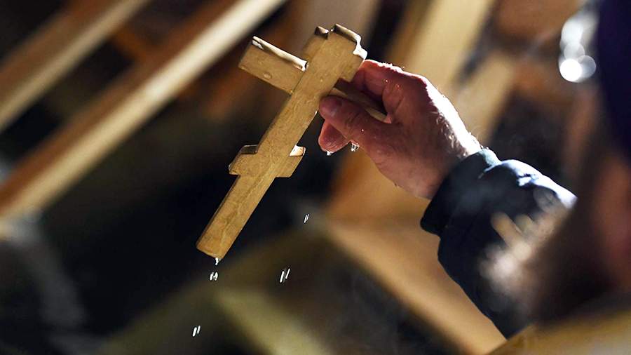 Смыли грехи: верующие отмечают Крещение Господне