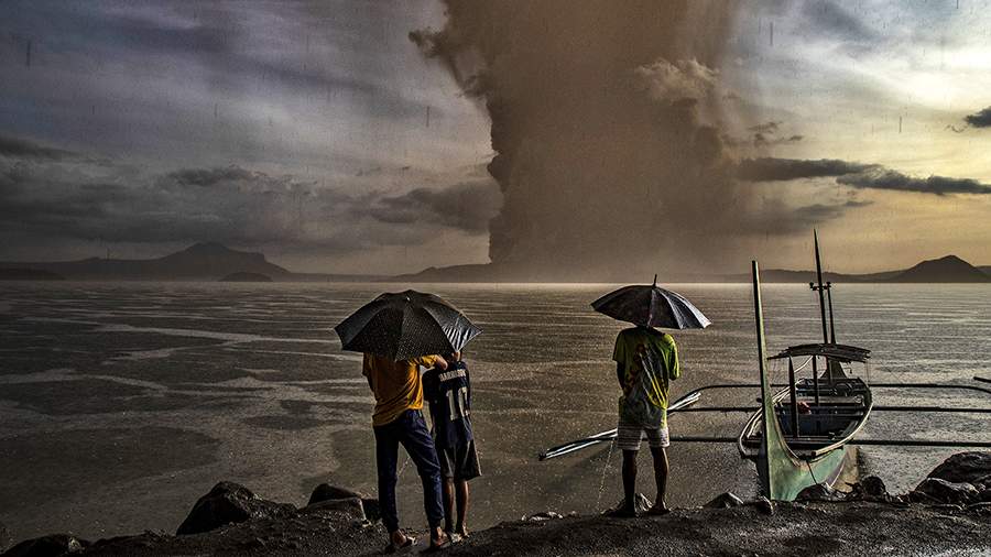 Чаша Тааля: вулкан выпустил километровый столб пепла