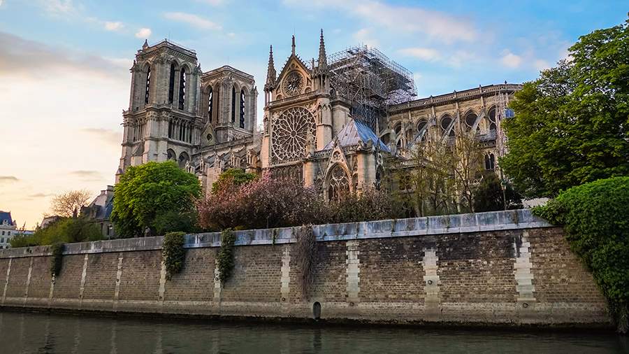 Пламенная вера: возрождению Нотр-Дама помешал коронавирус