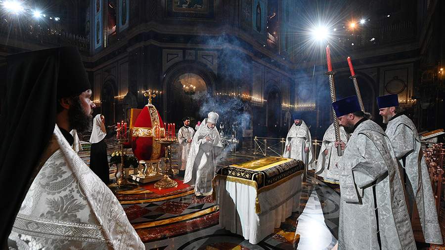 За закрытыми дверями: верующие отмечают Пасху