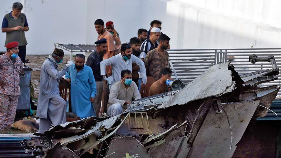 Ад из поднебесья: авиалайнер упал на жилой квартал в Пакистане