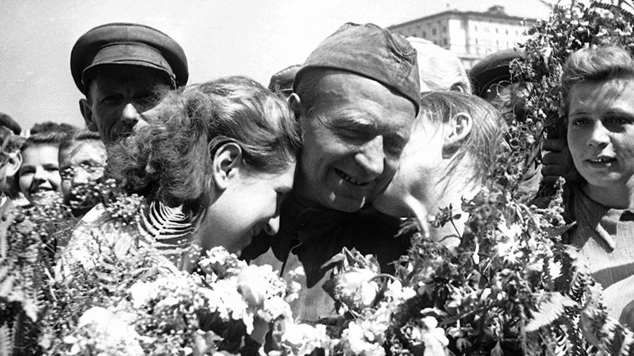 Майские звезды: как москвичи встретили известие о Победе