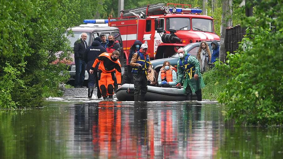Подливает: вышла из берегов подмосковная речка Воря