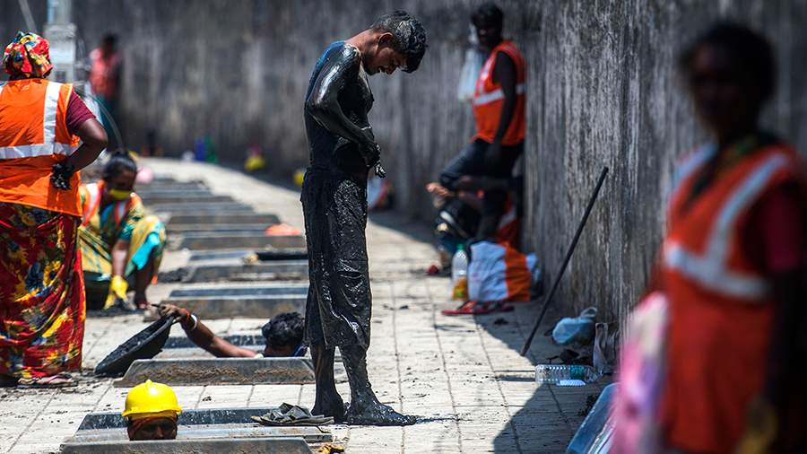 Жесткий дренаж: как мигранты переживают пандемию в Мумбаи
