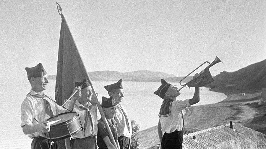 Бей, барабан: страницы истории «Артека»