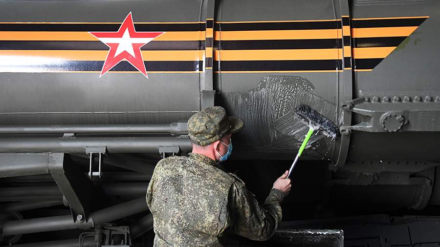 Сверкая блеском стали: как готовят к параду военную технику