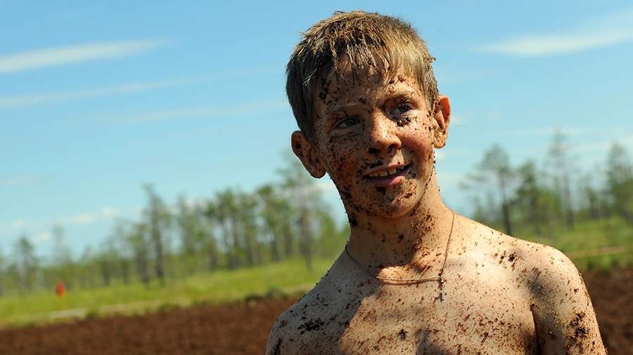 В грязь лицом: россияне играют в футбол на болоте