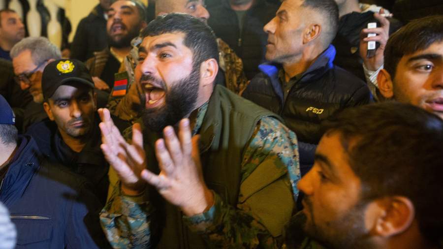 Как на войне: в Ереване взяли штурмом правительственные здания