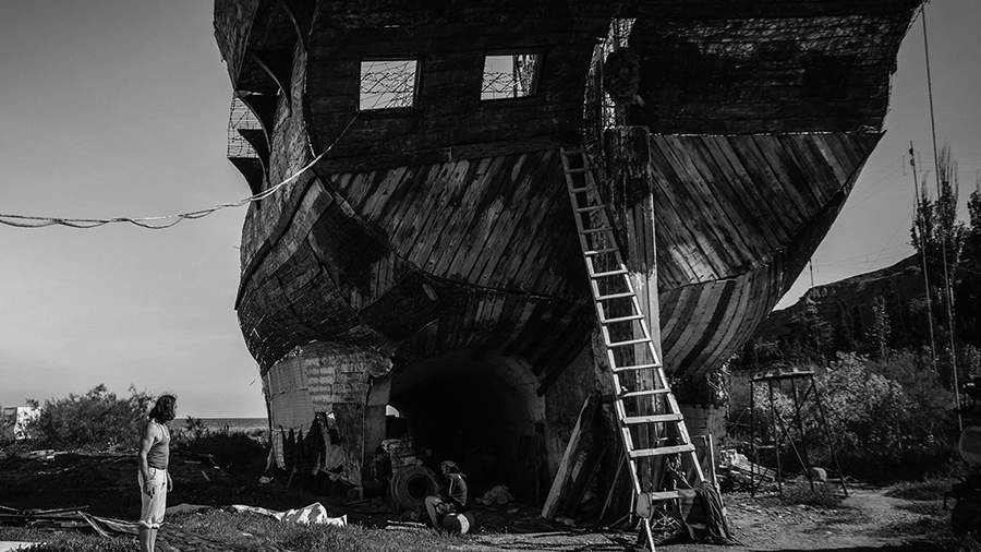 Морской волк: дизайнер из Москвы строит гигантский парусник в Крыму