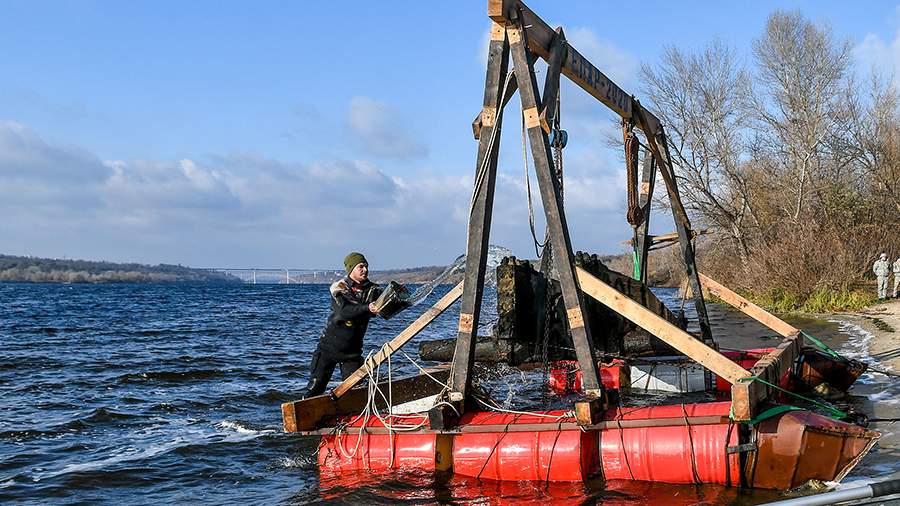 Взяли дуба: в Днепре найден древний лафет казачьей пушки