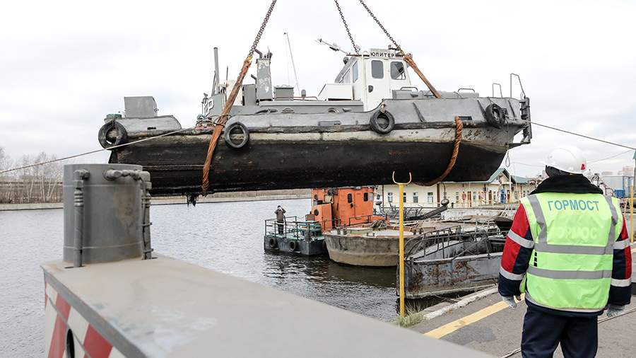 Влажная уборка: из Москвы-реки выловили 2 тыс. кубометров мусора